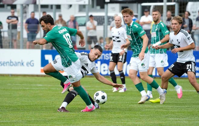 Foto : Dardan KARIMANI (Lübeck) gegen Mika Kieselbach (Heide in weiss) Fussball Landespokal Schleswig Holstein;, Viertelfinale am Sa. 25.07.2026 Heider SV - VfB Lübeck *** Photo by Dardan KARIMANI: Lübeck vs. Mika Kieselbach Heide (in white) – Schleswig-Holstein State Soccer Cup, Quarterfinals on Sat, July 25, 2026 – Heider SV vs. VfB Lübeck