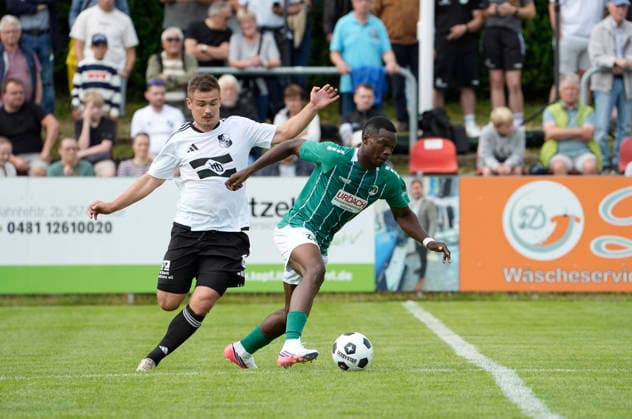 Foto : Thede Christian REIMERS (Heide) gegen Joel Chinaemerem AMADI (Lübeck) Fussball Landespokal Schleswig Holstein;, Viertelfinale am Sa. 25.07.2026 Heider SV - VfB Lübeck *** Photo by Christian REIMERS: Heide vs. Joel Chinaemerem AMADI, Lübeck Soccer, Schleswig-Holstein State Cup, Quarterfinals on Sat, July 25, 2026, Heider SV vs. VfB Lübeck