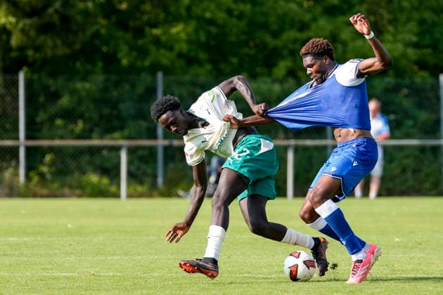 v.li.: Omar Sillah (Fürth, 42), Maxime Ndong-Penda (Hoffenheim, 42), Zweikampf, Spielszene, Duell, duel, tackle, tackling, Dynamik, Action, Aktion, 25.07.2026, Zuzenhausen (Deutschland), Fussball, Testspiel, TSG 1899 Hoffenheim - SpVgg Greuther Fürth, DFB DFL REGULATIONS PROHIBIT ANY USE OF PHOTOGRAPHS AS IMAGE SEQUENCES AND OR QUASI-VIDEO. *** From left: Omar Sillah (Fürth), 42, Maxime Ndong Penda (Hoffenheim), 42, tackle, game scene, duel, tackle, tackling, dynamic, action, July 25, 2026, Zuzenhausen, Germany, soccer, friendly match, TSG 1899 Hoffenheim vs. SpVgg Greuther Fürth, DFB and DFL regulations prohibit any use of photographs as image sequences and or quasi-video xozx