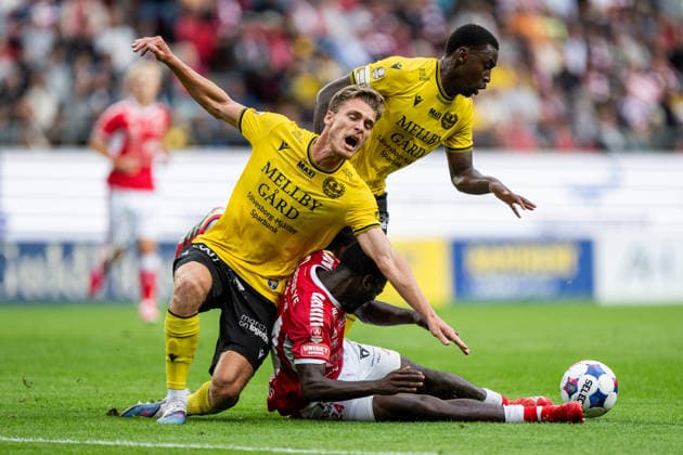 260725 Mjällbys Villiam Granath, Tony Miettinen och Kalmars Charles Sagoe Jr under fotbollsmatchen i Allsvenskan mellan Kalmar och Mjällby den 25 juli 2026 i Kalmar. *** July 25, 2026: Mjällby s Villiam Granath, Tony Miettinen, and Kalmar s Charles Sagoe Jr. during the Allsvenskan soccer match between Kalmar and Mjällby on July 25, 2026, in Kalmar  Copyright: SUVADxMRKONJIC BB260725SM042