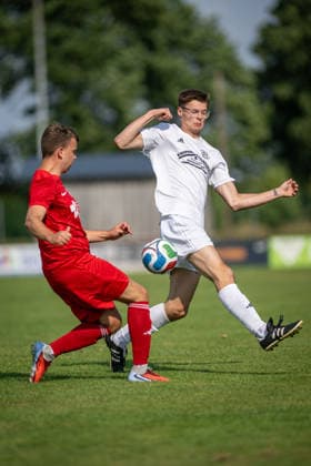 Fussball, Saison 2026 2027, Kreisfreundschaftsspiel, 25.07.2026, Herren, Hemdener SV (rot) vs. SV Krechting (weiss) v.l.: Matty Feldmann (Hemdener SV), Jonah Dings (SV Krechting), Bocholt Sportplatz Hemdener SV Deutschland *** Soccer, 2026–2027 Season, District Friendly Match, July 25, 2026, Men’s, Hemdener SV (red) vs. SV Krechting (white); from left: Matty Feldmann (Hemdener SV), Jonah Dings (SV Krechting); Bocholt Sports Field, Hemdener SV, Germany 260725_fb_hemdener-sv_sv-krechting_53330