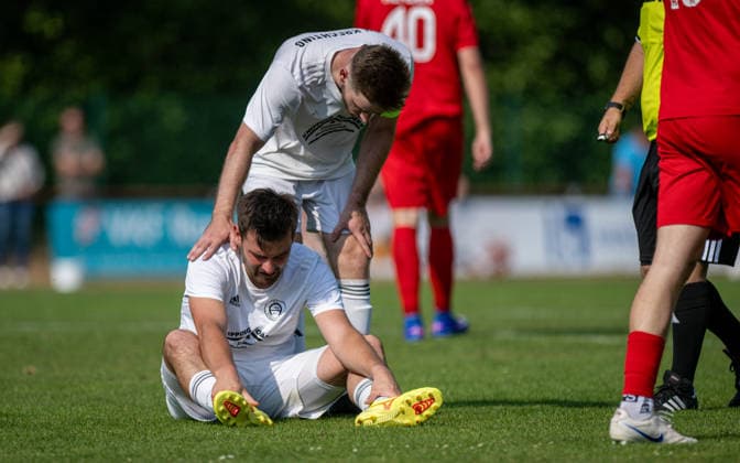 Fussball, Saison 2026 2027, Kreisfreundschaftsspiel, 25.07.2026, Herren, Hemdener SV (rot) vs. SV Krechting (weiss) v.l.: Philipp Rensing (SV Krechting), David Lehrig (SV Krechting), Bocholt Sportplatz Hemdener SV Deutschland *** Soccer, 2026–2027 Season, District Friendly Match, July 25, 2026, Men s, Hemdener SV (red) vs. SV Krechting (white); from left: Philipp Rensing (SV Krechting), David Lehrig (SV Krechting), Bocholt Sports Field, Hemdener SV, Germany 260725_fb_hemdener-sv_sv-krechting_53331
