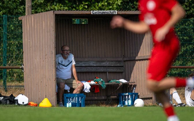 Fussball, Saison 2026 2027, Kreisfreundschaftsspiel, 25.07.2026, Herren, Hemdener SV (rot) vs. SV Krechting (weiss) Dirk Juch (Trainer SV Krechting), Bocholt Sportplatz Hemdener SV Deutschland *** Soccer, 2026–2027 Season, District Friendly Match, July 25, 2026, Men s, Hemdener SV (Red) vs. SV Krechting (White); Dirk Juch, Coach of SV Krechting, Bocholt; Hemdener SV Sports Field, Germany 260725_fb_hemdener-sv_sv-krechting_53335