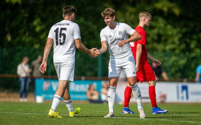 Fussball, Saison 2026 2027, Kreisfreundschaftsspiel, 25.07.2026, Herren, Hemdener SV (rot) vs. SV Krechting (weiss) v.l.: Philipp Rensing (SV Krechting), Jannis Kemmerling (SV Krechting), Bocholt Sportplatz Hemdener SV Deutschland *** Soccer, 2026–2027 Season, District Friendly Match, July 25, 2026, Men’s, Hemdener SV (red) vs. SV Krechting (white); from left: Philipp Rensing (SV Krechting), Jannis Kemmerling (SV Krechting), Bocholt, Hemdener SV Sports Field, Germany 260725_fb_hemdener-sv_sv-krechting_53340