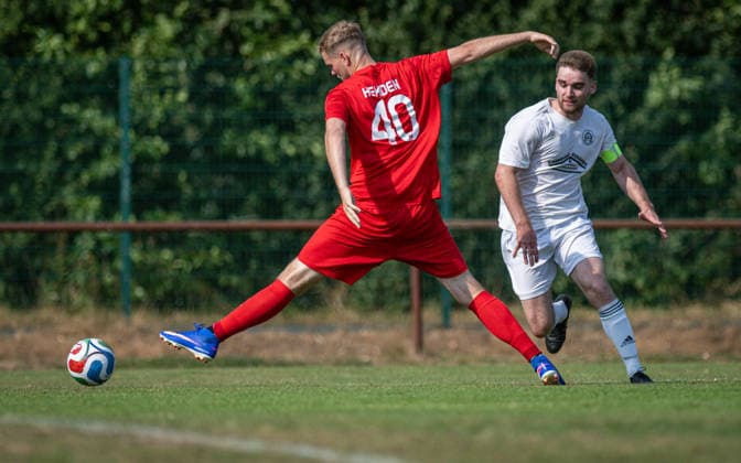 Fussball, Saison 2026 2027, Kreisfreundschaftsspiel, 25.07.2026, Herren, Hemdener SV (rot) vs. SV Krechting (weiss) v.l.: Noah Werner de Ruiter (Hemdener SV), David Lehrig (SV Krechting), Bocholt Sportplatz Hemdener SV Deutschland *** Soccer, 2026–2027 Season, District Friendly Match, July 25, 2026, Men’s, Hemdener SV (red) vs. SV Krechting (white); from left: Noah Werner de Ruiter (Hemdener SV), David Lehrig (SV Krechting); Bocholt, Hemdener SV Sports Field, Germany 260725_fb_hemdener-sv_sv-krechting_53338