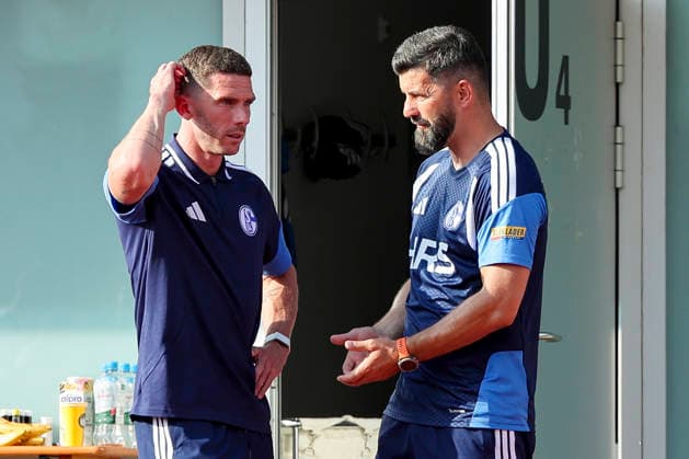 Robin Gosens (FC Schalke 04) und Trainer Miron Muslic (FC Schalke 04) unterhalten sich, Friendly match, FC Schalke 04 v Fagiano Okayama, Silberstadtarena am 25. July 2026 in Schwaz, Österreich. (Foto von Marco Steinbrenner DeFodi Images) Robin Gosens (FC Schalke 04) und Trainer Miron Muslic (FC Schalke 04) talk together, Friendly match, FC Schalke 04 v Fagiano Okayama, Silberstadt Arena, July 25, 2026 in Schwaz, Austria. (Photo by Marco Steinbrenner DeFodi Images) - *** Robin Gosens of FC Schalke 04 and coach Miron Muslic of FC Schalke 04 are talking, Friendly match, FC Schalke 04 vs. Fagiano Okayama, Silberstadtarena on July 25, 2026, in Schwaz, Austria Photo by Marco Steinbrenner, DeFodi Images Robin Gosens of FC Schalke 04 and coach Miron Muslic of FC Schalke 04 talk together, Friendly match, FC Schalke 04 vs. Fagiano Okayama, Silberstadt Arena, July 25, 2026, in Schwaz, Austria. Photo by Marco Steinbrenner, DeFodi Images