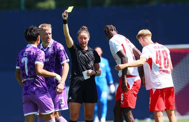 RB Leipzig Ð Ingolstadt Testspiel Leipzig, 25.07.2026, RBL Trainingszentrum, Fussball Testspiel , RB Leipzig vs. FC Ingolstadt 04 , Verwarnung. Im Bild: Schiedsrichterin Franziska Wildfeuer , zeigt Jong-min Seo ( 7, Ingolstadt) die gelbe Karte , *** RB Leipzig vs. Ingolstadt Friendly Match, Leipzig, July 25, 2026, RBL Training Center, soccer friendly, RB Leipzig vs. FC Ingolstadt 04, caution: Pictured is referee Franziska Wildfeuer showing Jong-min Seo (No. 7, Ingolstadt) a yellow card, Picture Point