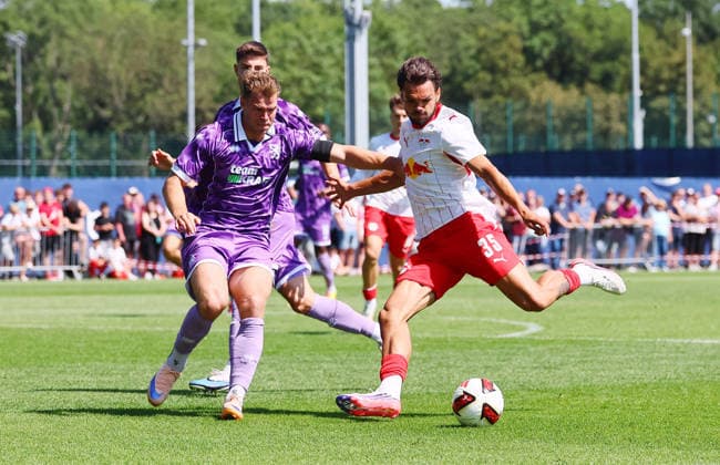 RB Leipzig Ð Ingolstadt Testspiel Leipzig, 25.07.2026, RBL Trainingszentrum, Fussball Testspiel , RB Leipzig vs. FC Ingolstadt 04 , Im Bild v.l.: Simon Lorenz ( 32, Ingolstadt) und Max Finkgräfe Finkgraefe (35, RB Leipzig) , *** RB Leipzig vs. Ingolstadt Friendly Match, Leipzig, July 25, 2026, RBL Training Center, soccer friendly match, RB Leipzig vs. FC Ingolstadt 04; pictured from left: Simon Lorenz (32), Ingolstadt, and Max Finkgräfe (35), RB Leipzig, Picture Point