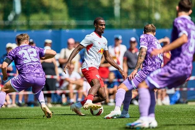 25.07.2026, Fußball, Männer, Testspiel, Bundesliga, 2026 2027, RB Leipzig - FC Ingolstadt Ezechiel Banzuzi (6, RB Leipzig), Aktion, mit Ball, Zweikampf Leipzig Trainingszentrum der Roten Bulle Sachsen Deutschland *** July 25, 2026, Soccer, Men, Friendly Match, Bundesliga, 2026–2027, RB Leipzig vs. FC Ingolstadt, Ezechiel Banzuzi 6, RB Leipzig, Action, With Ball, Tackle, Leipzig Training Center of the Red Bulls, Saxony, Germany