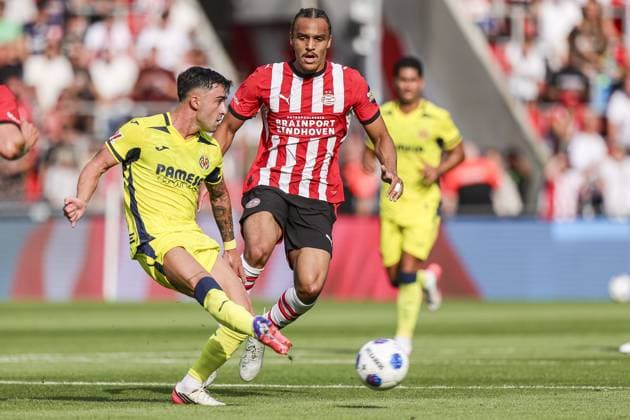 EINDHOVEN , 25-07-2025 , Philips stadium , season 2026 2027 , pre season friendly match , match between PSV and Villarreal CF , picture shows Villarreal CF player Alberto Moleiro and PSV Player Kiliann Sildilia PSV - Villarreal (friendly)  x205200176x Copyright: