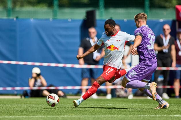 25.07.2026, Fußball, Männer, Testspiel, Bundesliga, 2026 2027, RB Leipzig - FC Ingolstadt Ridle Baku (17, RB Leipzig), Aktion, mit Ball, Zweikampf Leipzig Trainingszentrum der Roten Bulle Sachsen Deutschland *** July 25, 2026, Soccer, Men, Friendly Match, Bundesliga, 2026–2027, RB Leipzig vs. FC Ingolstadt, Ridle Baku 17, RB Leipzig, Action, With Ball, Tackle, Leipzig Training Center of the Red Bulls, Saxony, Germany