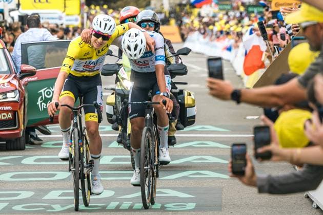 Tour de France 2026 PHOTOPQR LE DAUPHINE Jean-Baptiste BORNIER ; Huez ; 25 07 2026 ; Huez (Isère), le samedi 25 juillet 2026. Etape 20 du Tour de France entre Bourg d Oisans et l Alpe d Huez. Célébrations de Tadej Pogacar avec son co-équipier Isaac Del Toro. Photo : Le DL Jean-Baptiste Bornier 113th edition of the Tour de France cycling race. *** Local Caption *** Huez Isère Rhône-Alpes FRANCE  Copyright: xPHOTOPQR LExDAUPHINE MAXPPPxJean-BaptistexBORNIERx 20260725JDL1081 20260725JDL1081