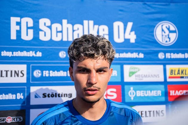 25.07.2026, Fussball, Saison 2026 2027, Vorbereitung, Testspiel: Fagiano Okayama - FC Schalke 04, Mixed-Zone mit Mertcan Ayhan (FC Schalke 04) xRHR-FOTO YYx *** July 25, 2026, Soccer, 2026–2027 Season, Preseason, Friendly Match: Fagiano Okayama vs. FC Schalke 04, Mixed Zone with Mertcan Ayhan, FC Schalke 04 xRHR PHOTO YYx Copyright: KROEGER RHR-FOTOx RHR-FOTO YY