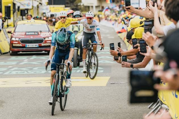 Tour de France 2026 PHOTOPQR LE DAUPHINE Jean-Baptiste BORNIER ; Huez ; 25 07 2026 ; Huez (Isère), le samedi 25 juillet 2026. Etape 20 du Tour de France entre Bourg d Oisans et l Alpe d Huez. Lenny Martinez à bout de force à l arrivée. Photo : Le DL Jean-Baptiste Bornier 113th edition of the Tour de France cycling race. *** Local Caption *** Huez Isère Rhône-Alpes FRANCE  Copyright: xPHOTOPQR LExDAUPHINE MAXPPPxJean-BaptistexBORNIERx 20260725JDL1104 20260725JDL1104