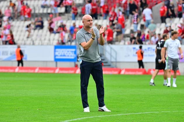 25.07.2026; Essen; Fussball, Herren, Saison 2026 2027, Testspiel Rot-Weiss Essen vs. Borussia Moenchengladbach Rouven Schroeder (Head of Sports, Gladbach) nach Spielende in der Fankurve DFL regulations prohibit any use of photographs as image sequences and or quasi-video. Stadion an der Hafenstrasse NRW Deutschland *** July 25, 2026 Essen Soccer, Men s, 2026–2027 Season, Friendly Match: Rot-Weiss Essen vs. Borussia Mönchengladbach; Rouven Schroeder, Head of Sports at Gladbach, in the fan section after the game; DFL regulations prohibit any use of photographs as image sequences and or quasi-video; Stadion an der Hafenstrasse, North Rhine-Westphalia, Germany