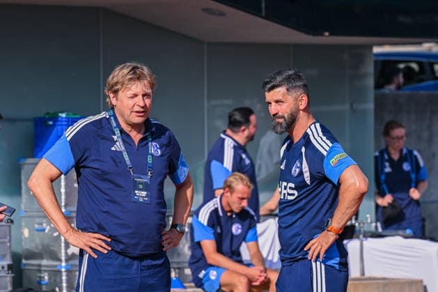 25.07.2026, Fussball, Saison 2026 2027, Vorbereitung, Testspiel: Fagiano Okayama - FC Schalke 04, Direktor Profifussball Youri Mulder (FC Schalke 04), Trainer Miron Muslic (FC Schalke 04) xRHR-FOTO YYx *** July 25, 2026, Soccer, 2026–2027 season, preseason, friendly match: Fagiano Okayama vs. FC Schalke 04, Director of Professional Soccer at FC Schalke 04 Youri Mulder, Head Coach of FC Schalke 04 Miron Muslic, xRHR PHOTO YYx Copyright: KROEGER RHR-FOTOx RHR-FOTO YY