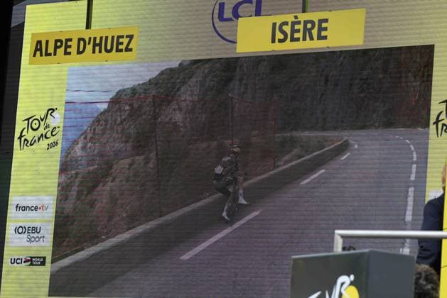 Tour de France 2026 - UCI Cycling Race Pierre Teyssot MAXPPP ; Tour de France 2026 - UCI Cycling Race. Alpe d Huez, France on July 25, 2026. 20th stage of the 113th edition of the Tour de France cycling race, 170.9 Km between Bourg d Oisans and Alpe d Huez in the French Alps. Sepp Kuss (USA) falls for the second time his seen on the TV screen at the finish line. Pierre Teyssot Maxppp Alpe d Huez Isere France  Copyright: xMAXPPPxPierrexTeyssotx TEY69520 TEY69520
