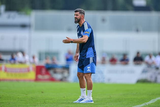 25.07.2026, Fussball, Saison 2026 2027, Vorbereitung, Testspiel: Fagiano Okayama - FC Schalke 04, Trainer Miron Muslic (FC Schalke 04) xRHR-FOTO YYx *** July 25, 2026, Soccer, 2026–2027 Season, Preseason, Friendly Match: Fagiano Okayama vs. FC Schalke 04, Coach Miron Muslic, FC Schalke 04 xRHR PHOTO YYx Copyright: KROEGER RHR-FOTOx RHR-FOTO YY