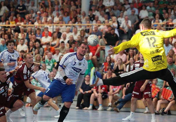 GER HBL Test Saison 2026 2027 HSV Usedom vs FÜCHSE Berlin, 25.07.26, POMMERN-HALLE, Ahlbeck, Christian SCHWARZ (HSV Usedom 7) scheitert an Andreas PALICKA (Füchse Berlin 12) *** GER HBL Preseason 2026–2027: HSV Usedom vs. FÜCHSE Berlin, July 25, 2026, POMMERN HALLE, Ahlbeck; Christian SCHWARZ (HSV Usedom) 7 falls short against Andreas PALICKA (Füchse Berlin) 12
