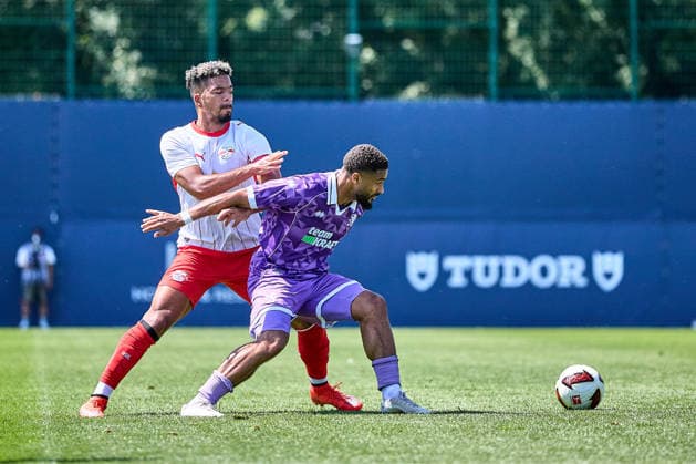 25.07.2026, Fußball, Männer, Testspiel, Bundesliga, 2026 2027, RB Leipzig - FC Ingolstadt Benjamin Henrichs (39, RB Leipzig), Aktion, mit Ball, Zweikampf Leipzig Trainingszentrum der Roten Bulle Sachsen Deutschland *** July 25, 2026, Soccer, Men, Friendly Match, Bundesliga, 2026–2027, RB Leipzig vs. FC Ingolstadt, Benjamin Henrichs 39, RB Leipzig, Action, With Ball, Tackle, Leipzig Training Center of the Red Bulls, Saxony, Germany