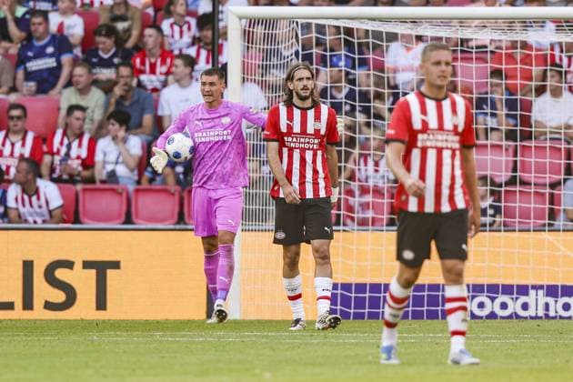 EINDHOVEN , 25-07-2025 , Philips stadium , season 2026 2027 , pre season friendly match , match between PSV and Villarreal CF , picture shows PSV goalkeeper Matej Kovar, PSV Player Yarek Gasiorowski, PSV Player Joey Veerman PSV - Villarreal (friendly)  x205200937x Copyright: