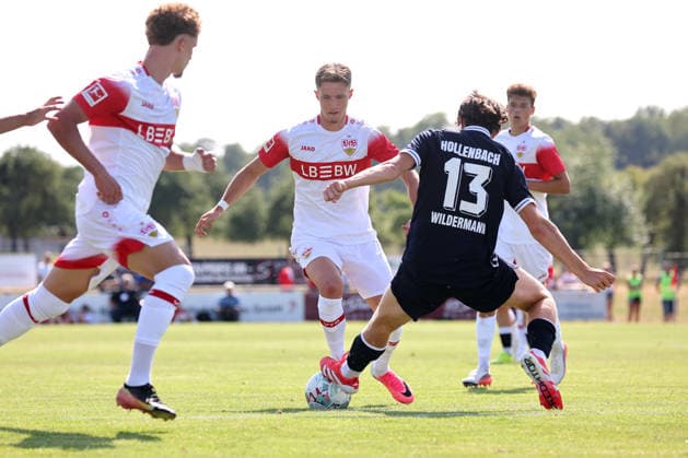 25.07.2026, Deutschland, Hollenbach, Fußball Bundesliga, Saison 2026 2027, Testspiel, Freundschaftsspiel, JAKO-Testspiel, FSV Hollenbach vs. VfB Stuttgart, v.l. Oliver Rölke (VfB), Leon Wildermann (Holl) *** July 25, 2026, Germany, Hollenbach, Bundesliga, 2026–2027 season, exhibition match, friendly match, JAKO exhibition match, FSV Hollenbach vs. VfB Stuttgart, from left: Oliver Rölke (VfB), Leon Wildermann (Holl)