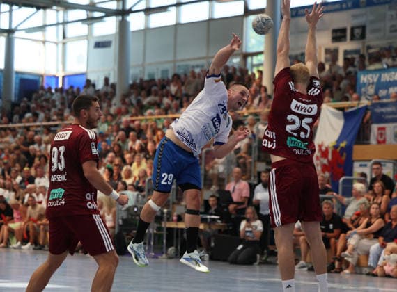 GER HBL Test Saison 2026 2027 HSV Usedom vs FÜCHSE Berlin, 25.07.26, POMMERN-HALLE, Ahlbeck, Matthes LANGHOFF (Füchse Berlin 25) kann diesen Ball leider nicht blocken *** GER HBL Preseason 2026–2027: HSV Usedom vs. FÜCHSE Berlin, July 25, 2026, POMMERN HALLE, Ahlbeck; Matthes LANGHOFF of Füchse Berlin 25 is unfortunately unable to block this shot