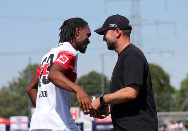 25.07.2026, Deutschland, Hollenbach, Fußball Bundesliga, Saison 2026 2027, Testspiel, Freundschaftsspiel, JAKO-Testspiel, FSV Hollenbach vs. VfB Stuttgart, v.l. Dan-Axel Zagadou (VfB), VfB Trainer Sebastian Hoeneß *** July 25, 2026, Germany, Hollenbach, Bundesliga, 2026–2027 season, exhibition match, friendly match, JAKO exhibition match, FSV Hollenbach vs. VfB Stuttgart, from left: Dan Axel Zagadou (VfB), VfB coach Sebastian Hoeneß