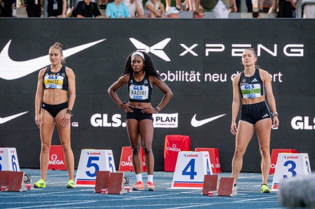 Wattenscheid, 25.07.2026, Leichathletik, Deutsche Meisterschaften, Frauen, 100m Vor dem Start beim 100m Halbfinale v.l.n.r. Rebekka Haase (GER, Sprintteam Wetzlar), Chelsea Kadiri (GER, Sprintteam Wetzlar) und Gina Lückenkemper (GER, SCC Berlin) Bochum-Wattenscheid Lohrheidestadion NRW Germany *** Wattenscheid, July 25, 2026, Track and Field, German Championships, Women, 100m Before the start of the 100m semifinal, from left to right: Rebekka Haase (GER), Sprintteam Wetzlar, Chelsea Kadiri (GER), Sprintteam Wetzlar, and Gina Lückenkemper (GER), SCC Berlin Bochum Wattenscheid Lohrheidestadion, North Rhine-Westphalia, Germany