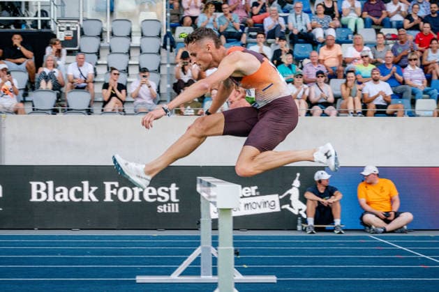 Wattenscheid, 25.07.2026, Leichathletik, Deutsche Meisterschaften, Männer, 3000m Hindernis Karl Bebendorf (GER, Dresdner SC 1898) beim überspringen einer Hüde Bochum-Wattenscheid Lohrheidestadion NRW Germany *** Wattenscheid, July 25, 2026, Track and Field, German Championships, Men s 3,000-meter Steeplechase: Karl Bebendorf (GER), Dresdner SC 1898, clearing a hurdle at the Lohrheidestadion in Bochum-Wattenscheid, North Rhine-Westphalia, Germany