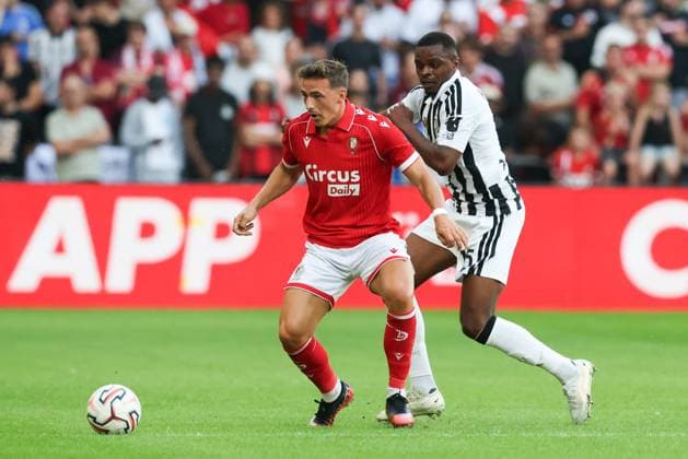 Standard s Casper Nielsen and Juventus Pierre Kalulu fight for the ball during a friendly soccer game between Belgian first division soccer team Standard de Liege and Italian Juventus, on Saturday 25 July 2026 in Liege, in preparation of the upcoming 2026-2027 Belgian first division soccer season. BRUNOxFAHY  x182035520x