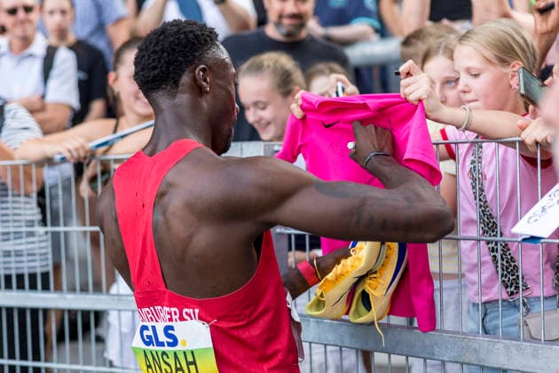 Deutsche Leichtathletik-Meisterschaften; Bochum-Wattenscheid, 25.07.2026 Owen Ansah (Hamburger SV) gibt Autogramme; Deutsche Leichtathletik-Meisterschaften am 25.07.2026 im Lorheide-Stadion, Bochum-Wattenscheid (Nordrhein-Westfalen). *** German Track and Field Championships, Bochum-Wattenscheid, July 25, 2026: Owen Ansah of Hamburger SV signs autographs at the German Track and Field Championships on July 25, 2026, at Lorheide Stadium in Bochum-Wattenscheid, North Rhine-Westphalia Copyright: xBEAUTIFULxSPORTS AxelxKohringx