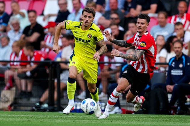 EINDHOVEN, NETHERLANDS - JULY 25: Carlos Romero of Villarreal CF dribbles with the ball under pressure from Dennis Man of PSV during the pre-season friendly match between PSV and Villarreal CF at Philips Stadion on July 25, 2026 in Eindhoven, Netherlands.  Copyright: xRenexNijhuis MBxMediax