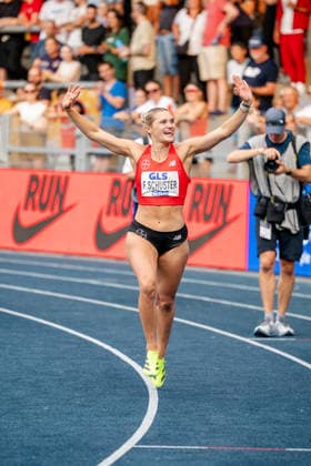 Wattenscheid, 25.07.2026, Leichathletik, Deutsche Meisterschaften, Frauen, 100m Hürden Franziska Schuster (GER, Bayer Leverkusen) feiert mit dem Publikum ihren Sieg Bochum-Wattenscheid Lohrheidestadion NRW Germany *** Wattenscheid, July 25, 2026, Track and Field, German Championships, Women, 100m Hurdles: Franziska Schuster (GER) of Bayer Leverkusen celebrates her victory with the crowd at Lohrheidestadion in Bochum-Wattenscheid, North Rhine-Westphalia, Germany