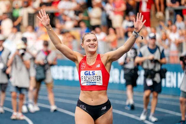 Wattenscheid, 25.07.2026, Leichathletik, Deutsche Meisterschaften, Frauen, 100m Hürden Franziska Schuster (GER, Bayer Leverkusen) feiert mit dem Publikum ihren Sieg Bochum-Wattenscheid Lohrheidestadion NRW Germany *** Wattenscheid, July 25, 2026, Track and Field, German Championships, Women, 100m Hurdles: Franziska Schuster (GER) of Bayer Leverkusen celebrates her victory with the crowd at Lohrheidestadion in Bochum-Wattenscheid, North Rhine-Westphalia, Germany