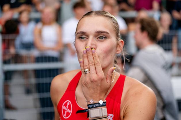 Wattenscheid, 25.07.2026, Leichathletik, Deutsche Meisterschaften, Frauen, 100m Hürden Franziska Schuster (GER, Bayer Leverkusen) feiert mit dem Publikum ihren Sieg Bochum-Wattenscheid Lohrheidestadion NRW Germany *** Wattenscheid, July 25, 2026, Track and Field, German Championships, Women, 100m Hurdles: Franziska Schuster (GER) of Bayer Leverkusen celebrates her victory with the crowd at Lohrheidestadion in Bochum-Wattenscheid, North Rhine-Westphalia, Germany