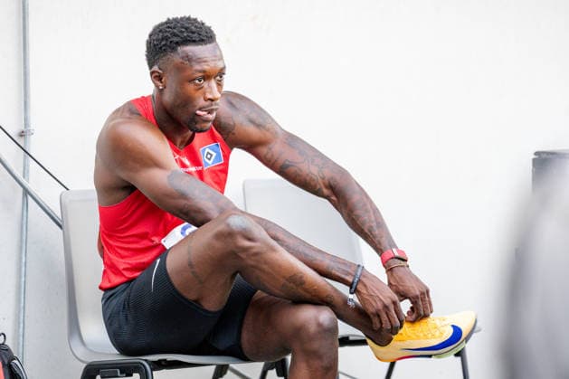 Wattenscheid, 25.07.2026, Leichathletik, Deutsche Meisterschaften, Männer, 100m Owen Ansah (GER, Hamburger SV) nachdem Lauf beim Schuhe ausziehen Bochum-Wattenscheid Lohrheidestadion NRW Germany *** Wattenscheid, July 25, 2026, Track and Field, German Championships, Men s 100m: Owen Ansah (GER), Hamburger SV, taking off his shoes after the race at the Lohrheidestadion in Wattenscheid, Bochum, North Rhine-Westphalia, Germany