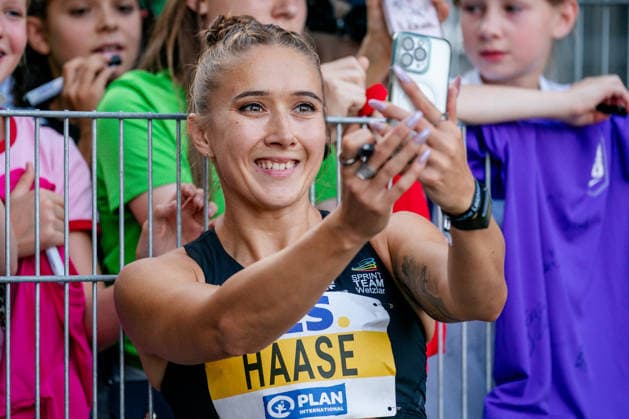 Wattenscheid, 25.07.2026, Leichathletik, Deutsche Meisterschaften, Frauen, 100m Rebekka Haase (GER, Sprintteam Wetzlar) macht Selfies mit den Fans nach dem Finale Bochum-Wattenscheid Lohrheidestadion NRW Germany *** Wattenscheid, July 25, 2026, Track and Field, German Championships, Women, 100m: Rebekka Haase (GER) and the Wetzlar Sprint Team take selfies with fans after the final at the Lohrheidestadion in Bochum-Wattenscheid, North Rhine-Westphalia, Germany