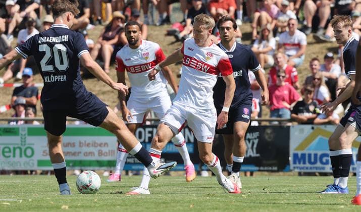 25.07.2026, Deutschland, Hollenbach, Fußball Bundesliga, Saison 2026 2027, Testspiel, Freundschaftsspiel, JAKO-Testspiel, FSV Hollenbach vs. VfB Stuttgart, mitte: Chris Führich ( VfB ) *** July 25, 2026, Germany, Hollenbach, Bundesliga, 2026–2027 season, exhibition match, friendly match, JAKO exhibition match, FSV Hollenbach vs. VfB Stuttgart, center: Chris Führich (VfB)