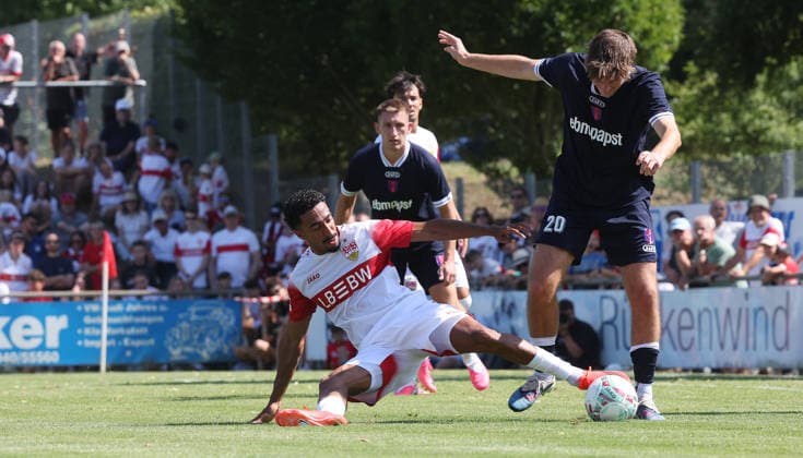 25.07.2026, Deutschland, Hollenbach, Fußball Bundesliga, Saison 2026 2027, Testspiel, Freundschaftsspiel, JAKO-Testspiel, FSV Hollenbach vs. VfB Stuttgart, von links: Tiago Tomas ( VfB ) Joshua Klöpfer ( Holl ) *** July 25, 2026, Germany, Hollenbach, Bundesliga, 2026–2027 season, exhibition match, friendly match, JAKO exhibition match, FSV Hollenbach vs. VfB Stuttgart, from left: Tiago, Tomas, VfB, Joshua Klöpfer, Holl