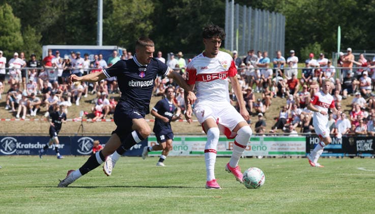 25.07.2026, Deutschland, Hollenbach, Fußball Bundesliga, Saison 2026 2027, Testspiel, Freundschaftsspiel, JAKO-Testspiel, FSV Hollenbach vs. VfB Stuttgart, von links: Inas Music ( Holl ) Ertugrul Yigit ( VfB ) *** July 25, 2026, Germany, Hollenbach, Bundesliga, 2026–2027 season, exhibition match, friendly match, JAKO exhibition match, FSV Hollenbach vs. VfB Stuttgart, from left: Inas, Music, Holl, Ertugrul, Yigit, VfB