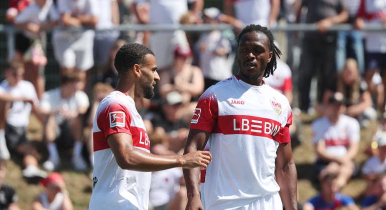 25.07.2026, Deutschland, Hollenbach, Fußball Bundesliga, Saison 2026 2027, Testspiel, Freundschaftsspiel, JAKO-Testspiel, FSV Hollenbach vs. VfB Stuttgart, von links: Josha Vagnoman Dan-Axel Zagadou ( VfB ) *** July 25, 2026, Germany, Hollenbach, Bundesliga, 2026–2027 season, exhibition match, friendly match, JAKO exhibition match, FSV Hollenbach vs. VfB Stuttgart, from left: Josha, Vagnoman, Dan, Axel, Zagadou, VfB