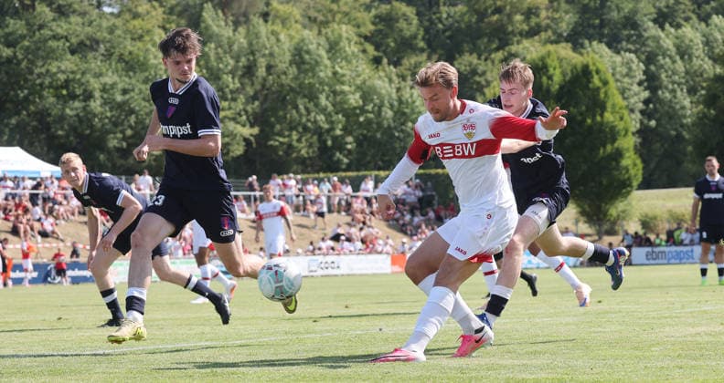 25.07.2026, Deutschland, Hollenbach, Fußball Bundesliga, Saison 2026 2027, Testspiel, Freundschaftsspiel, JAKO-Testspiel, FSV Hollenbach vs. VfB Stuttgart, Maximilian Mittelstädt ( VfB ) *** July 25, 2026, Germany, Hollenbach, Bundesliga, 2026–2027 Season, Exhibition Match, Friendly Match, JAKO Exhibition Match, FSV Hollenbach vs. VfB Stuttgart, Maximilian Mittelstädt (VfB)