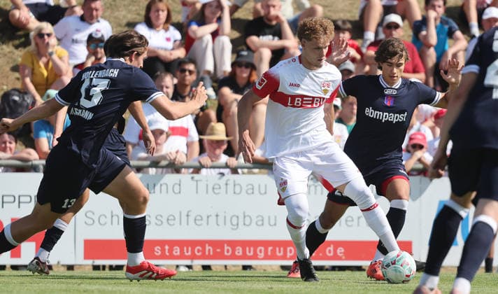 25.07.2026, Deutschland, Hollenbach, Fußball Bundesliga, Saison 2026 2027, Testspiel, Freundschaftsspiel, JAKO-Testspiel, FSV Hollenbach vs. VfB Stuttgart, Lazar Jovanovic ( VfB ) *** July 25, 2026, Germany, Hollenbach, Bundesliga, 2026–2027 season, exhibition match, friendly match, JAKO exhibition match, FSV Hollenbach vs. VfB Stuttgart, Lazar Jovanovic (VfB)