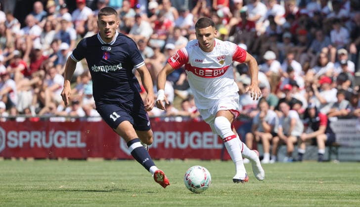 25.07.2026, Deutschland, Hollenbach, Fußball Bundesliga, Saison 2026 2027, Testspiel, Freundschaftsspiel, JAKO-Testspiel, FSV Hollenbach vs. VfB Stuttgart, von links: inas Music ( Holl ) Badredine Bouanani ( VfB ) *** July 25, 2026, Germany, Hollenbach, Bundesliga, 2026–2027 season, exhibition match, friendly match, JAKO exhibition match, FSV Hollenbach vs. VfB Stuttgart, from left: Inas Music, Holl, Badredine Bouanani, VfB