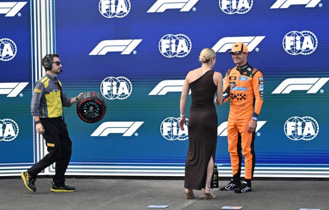 25.07.2026, Hungaroring, Budapest, FORMULA 1 AWS HUNGARIAN GRAND PRIX 2026 , im Bild Die ungarische Pentathletin Michelle Gulyas übergibt Lando Norris (GBR), McLaren Mastercard F1 Team die Trophhäe von Pirelli für die Poleposition. (Photo by Hasan Bratic DeFodi Images) - *** July 25, 2026, Hungaroring, Budapest, 2026 FORMULA 1 AWS HUNGARIAN GRAND PRIX, Pictured: Hungarian pentathlete Michelle Gulyas presents Lando Norris (GBR) of the McLaren Mastercard F1 Team with the Pirelli trophy for pole position. Photo by Hasan Bratic, DeFodi Images