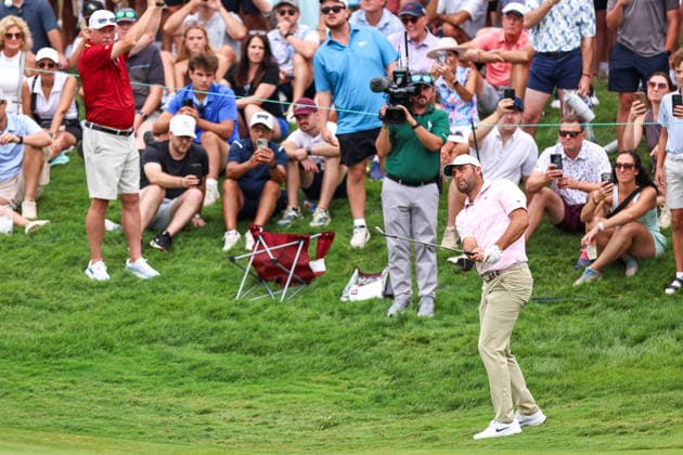 Scottie Scheffler of the United States hits a chip shot on to the ninth green during the third round of the 2026 3M Open at TPC Twin Cities on July 25, 2026 in Blaine, Minnesota. CSM Golf 2026: PGA, Golf Herren 3M Open: Round 3  - ZUMAc04_ 20260725_zma_c04_037 Copyright: xStevenxGarciax