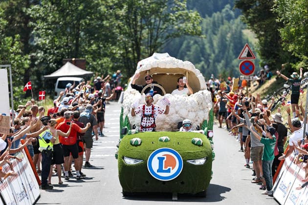 CYCLING - Tour de France 2026 ALPE D HUEZ,FRANCE,25.JUL.26 - CYCLING - Tour de France, stage 20, Le Bourg d Oisans - Alpe d Huez. Image shows the caravan before the riders.  GEPAxpictures xChrisxBauer