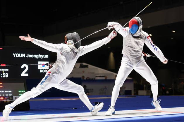 CHINA, HONG KONG - JULY 25, 2026: Russia s Kirill Borodachev (L) and Republic of Korea s Youn Jeonghyun compete in the men’s individual foil event at the 2026 Kerry Fencing World Championships. Mikhail Sinitsyn TASS  95438893