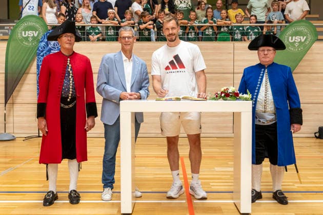 USV Halle Rhinos U10 Training mit Andreas Obst Halle, Deutschland 25.Juli 2026: Im Bild:v.li.Buergermeister Egbert Geier (Halle Saale) und Andreas Obst (FC Bayern Muenchen) eingerahmt von zwei Halloren beim Eintrag ins goldene Buch der Stadt Halle Saale Halle Saale SWH.arena Sachsen-Anhalt Deutschland *** USV Halle Rhinos U10 Practice with Andreas Obst, Halle, Germany, July 25, 2026. Pictured from left: Mayor Egbert Geier of Halle an der Saale and Andreas Obst of FC Bayern Munich, flanked by two residents of Halle as they sign the Golden Book of the City of Halle an der Saale. Halle an der Saale, SWH Arena, Saxony-Anhalt, Germany